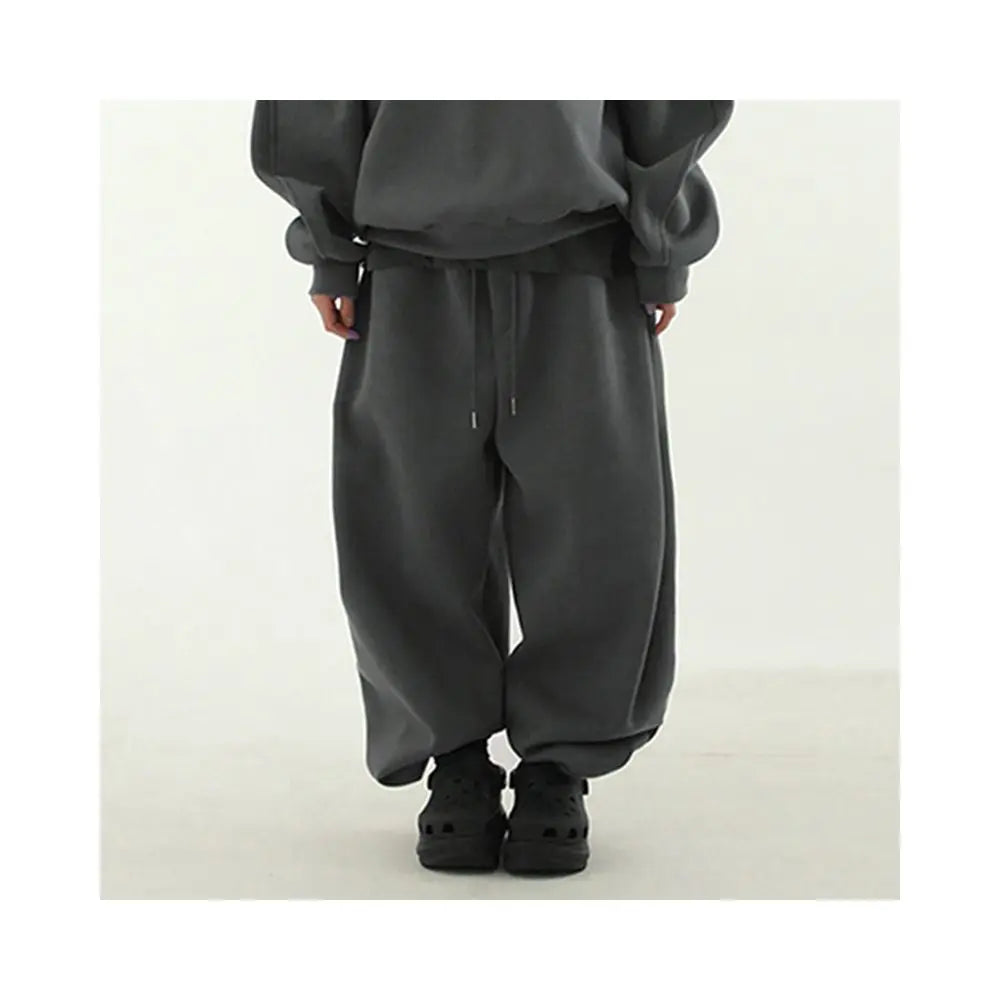 M / Dark gray pants